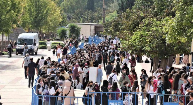 Antalya’da Kitap Fuarında İmza Sıraları Yüzlerce Metreyi Buldu
