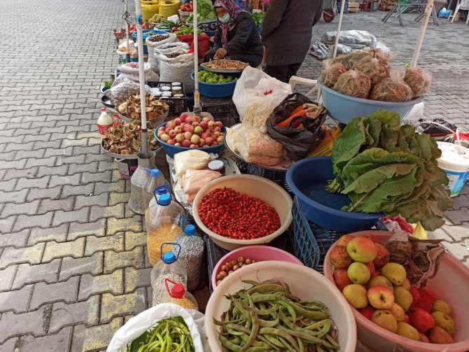 Bağışıklığı Kuvvetlendiren Şifalı İlacı Kuşburnu Pazar Tezgahlarında