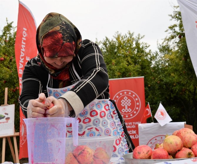 Belediye Başkanları ’Nar Yeme’ Ve ’Nar Suyu Sıkma’ Yarışmasında Kıyasıya Yarıştı