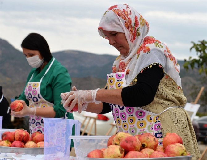 Belediye Başkanları ’Nar Yeme’ Ve ’Nar Suyu Sıkma’ Yarışmasında Kıyasıya Yarıştı