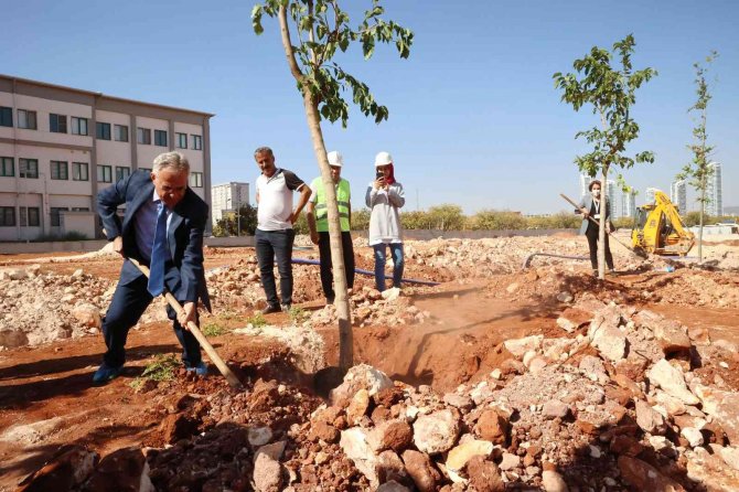 Çocuk Hastanesinin Çevresi Yeşilleniyor