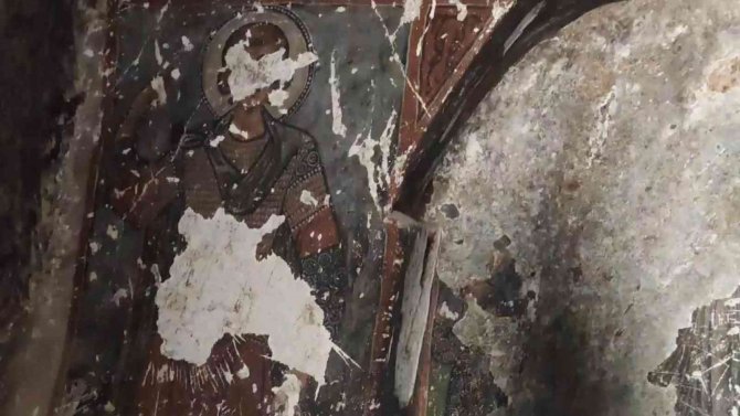 Tarihi Kiliseyi Talan Ettiler