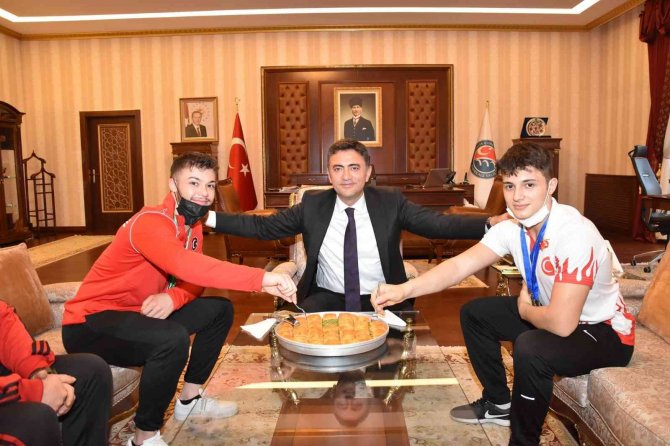 Vali Tekbıyıkoğlu, Şampiyon Kardeşleri Kabul Etti