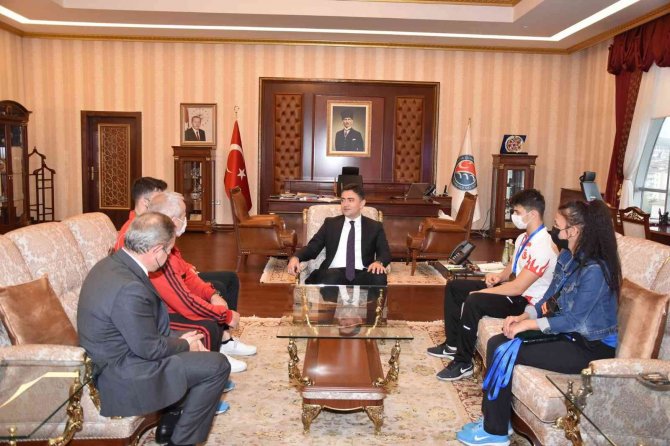 Vali Tekbıyıkoğlu, Şampiyon Kardeşleri Kabul Etti