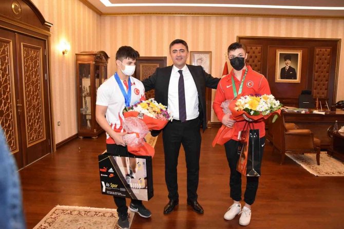 Vali Tekbıyıkoğlu, Şampiyon Kardeşleri Kabul Etti