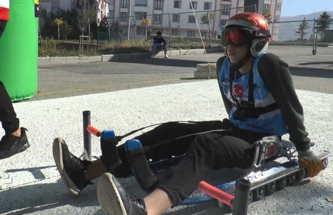 Tekerlekli Kızaklarla Kıyasıya Yarış