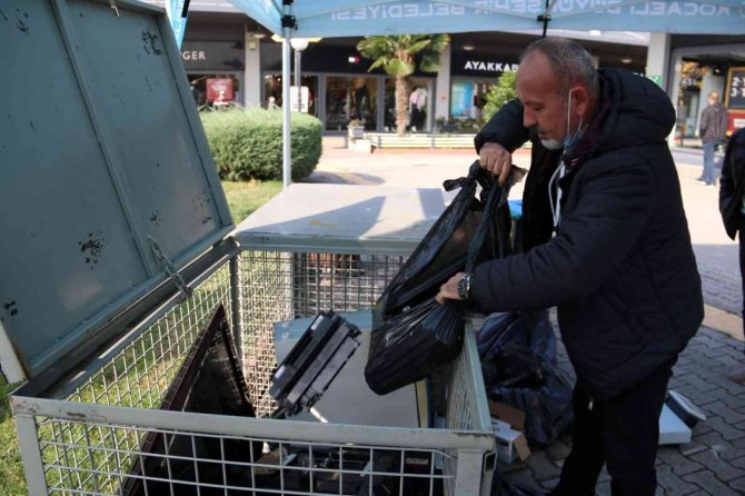 En Çok Elektronik Atığı Getirenlere Akıllı Saat Verildi