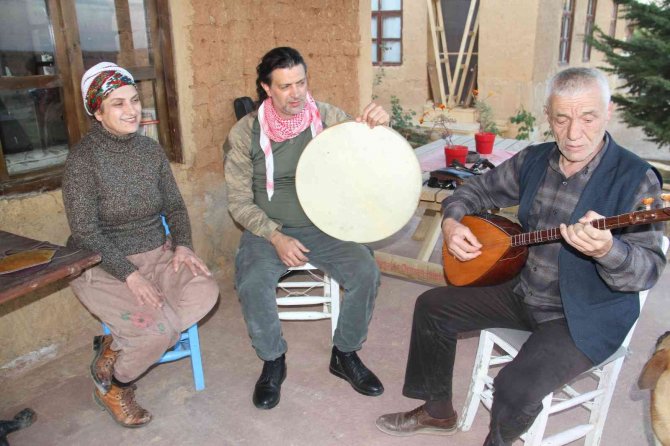 Türk Halk Müziği Sanatçısı Şükriye Tutkun, Müzik Çalışmalarını Sonsuz Şükran Köyünde Sürdürüyor