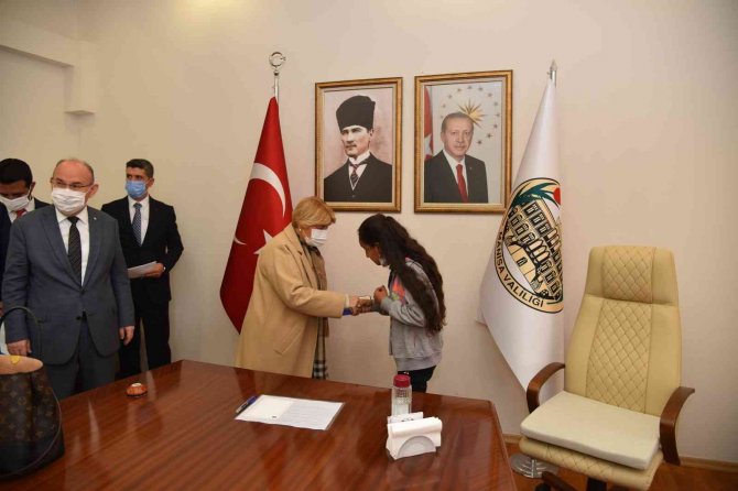 Elginkan Vakfından Öğrencilere 500 Tablet Desteği