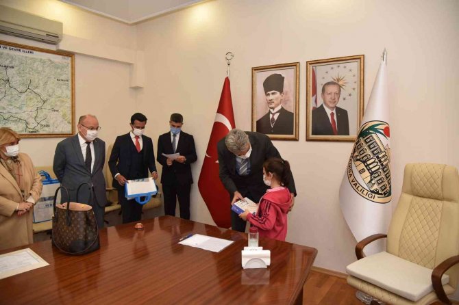 Elginkan Vakfından Öğrencilere 500 Tablet Desteği