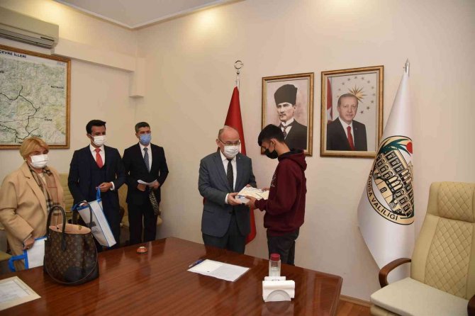 Elginkan Vakfından Öğrencilere 500 Tablet Desteği