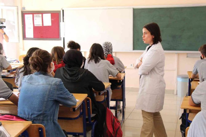 Anadolu Lisesi Öğretmen Ve Öğrencilerinden Köy Öğrencileri İçin Fabl Yazılıp Dağıtıldı