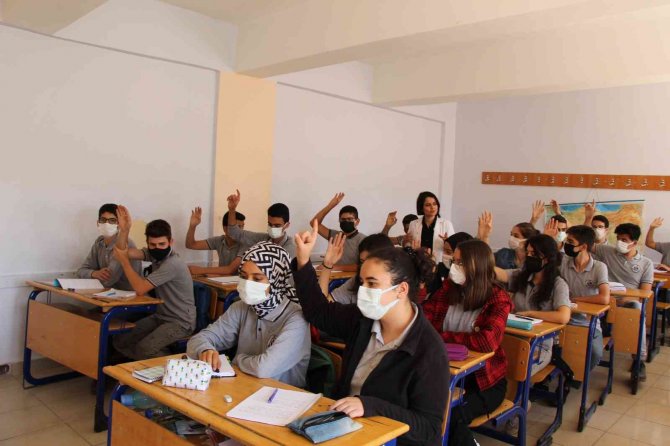 Anadolu Lisesi Öğretmen Ve Öğrencilerinden Köy Öğrencileri İçin Fabl Yazılıp Dağıtıldı