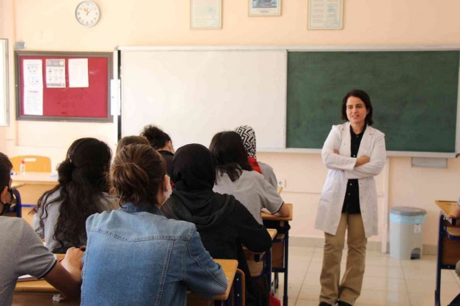 Anadolu Lisesi Öğretmen Ve Öğrencilerinden Köy Öğrencileri İçin Fabl Yazılıp Dağıtıldı