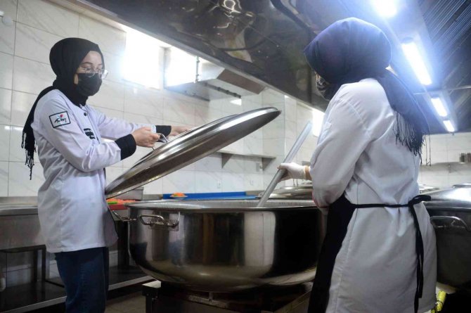 Pandemide Maske Üreten Lise, Şimdi De Yemek Üretimi Yapıyor