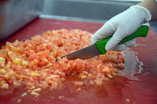 Pandemide Maske Üreten Lise, Şimdi De Yemek Üretimi Yapıyor