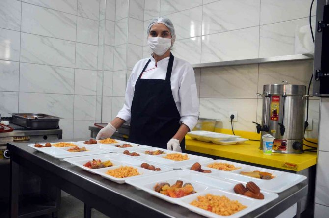 Pandemide Maske Üreten Lise, Şimdi De Yemek Üretimi Yapıyor