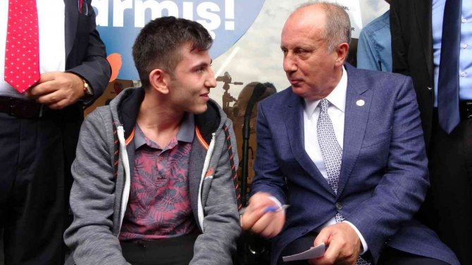 Muharrem İ̇nce Kaldırımda Oturup Öğrenciye Fizik Dersi Verdi