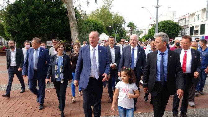 Muharrem İ̇nce Kaldırımda Oturup Öğrenciye Fizik Dersi Verdi