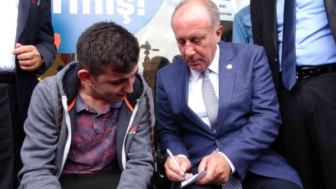 Muharrem İ̇nce Kaldırımda Oturup Öğrenciye Fizik Dersi Verdi