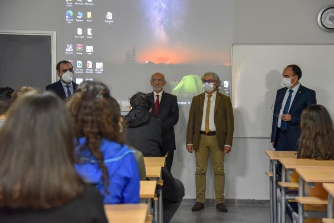 Rektör Beydemir, Tıp Fakültesi Öğrencilerini Ziyaret Etti