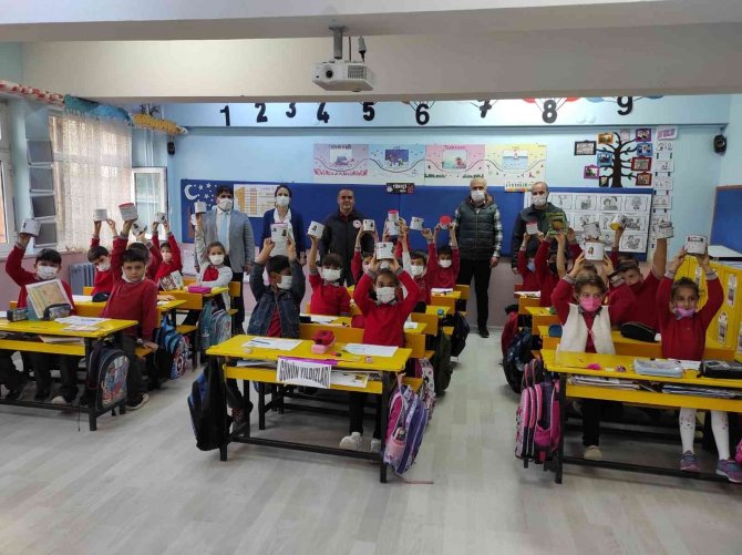 Selendili Öğrencilere ’Gıdanı Koru Kumbarası’ Dağıtıldı