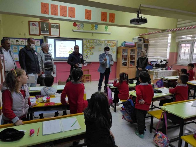 Selendili Öğrencilere ’Gıdanı Koru Kumbarası’ Dağıtıldı