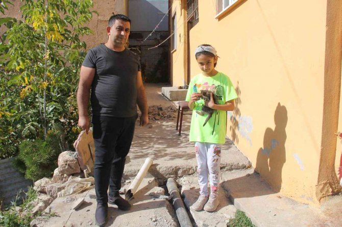 Atık Borusuna Sıkışan Yavru Kedi Böyle Kurtarıldı