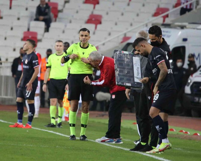 Sivasspor Yardımcı Antrenörü Bülent Albayrak, Maçta Kırmızı Kart Gördü