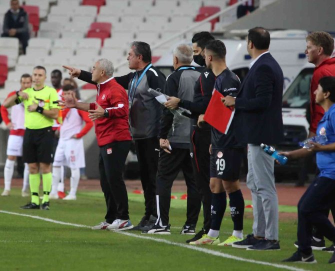 Sivasspor Yardımcı Antrenörü Bülent Albayrak, Maçta Kırmızı Kart Gördü