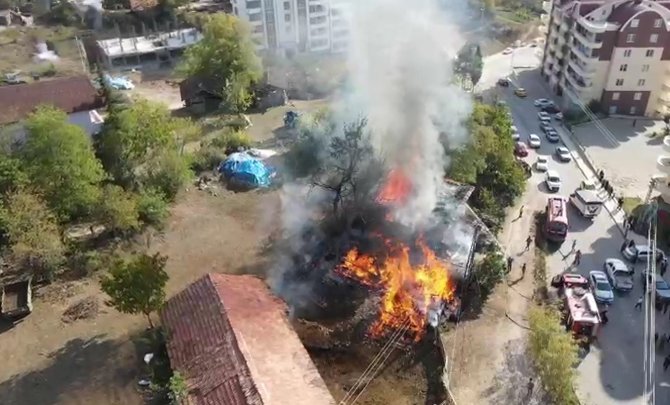 Barakada Çıkan Yangın İki Katlı Ahşap Eve Sıçradı