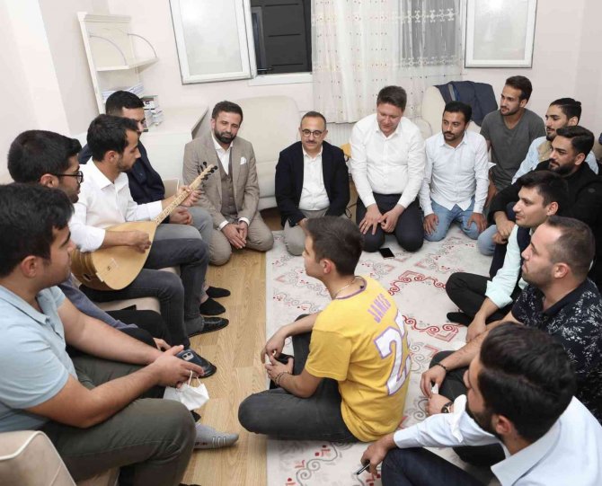 Başkan Sürekli’den Gençlerle Türkülü Sohbet