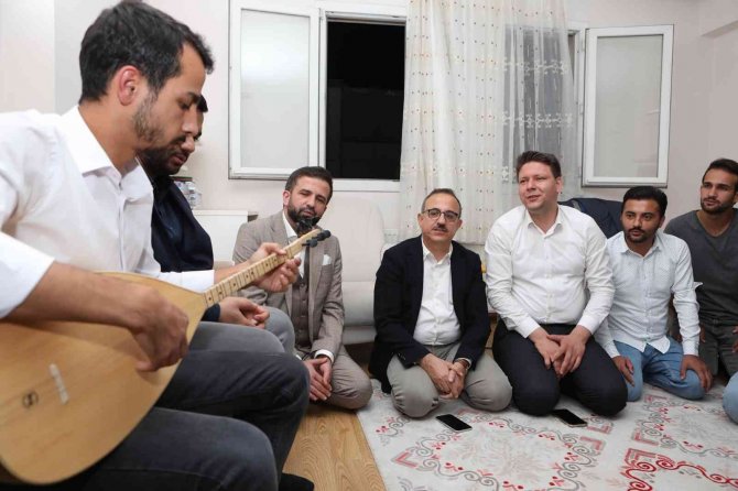 Başkan Sürekli’den Gençlerle Türkülü Sohbet