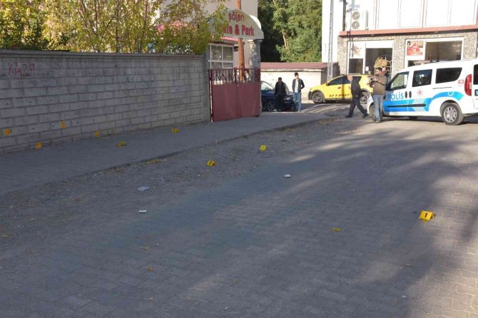 Sokak Ortasında Silahlı Saldırıya Uğrayan Ailenin 6 Yaşındaki Çocukları Ağır Yaralandı