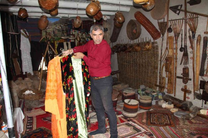 Çöplük Ve Ahırdan Topladığı Antika Eserlerden Etnografya Müzesi Kurdu