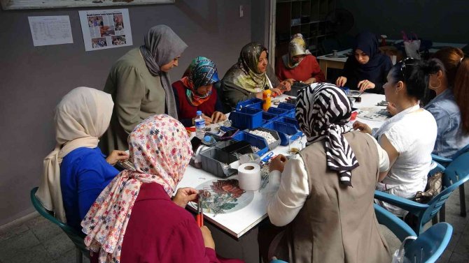Mikro Mozaikler Takı Ve Çantalarda Hayat Buluyor