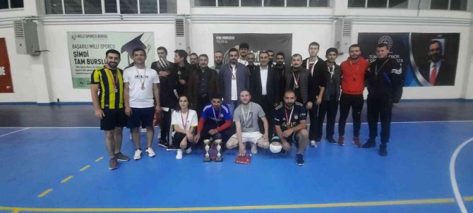 Eleşkirt’te Kurumlar Arası Voleybol Turnuvası Şampiyonu İ̇lçe Jandarma Takımı Oldu