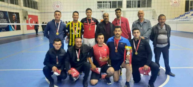 Eleşkirt’te Kurumlar Arası Voleybol Turnuvası Şampiyonu İ̇lçe Jandarma Takımı Oldu