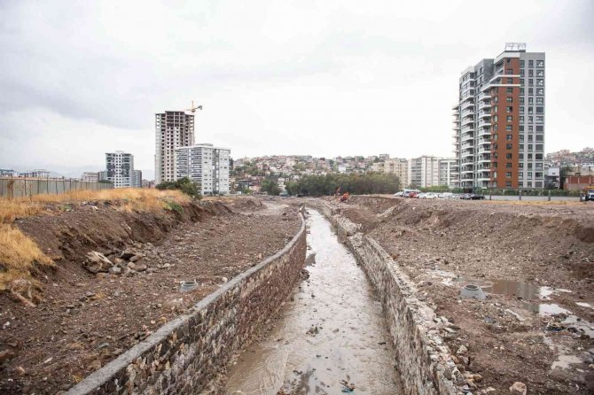Başkan Soyer’den Yağmur Altında İ̇zsu Mesaisi