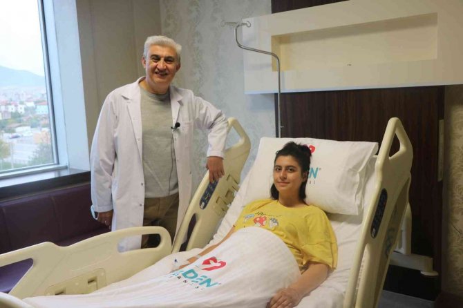 Safra Kesesi Ameliyatından Çıkan Yüzlerce Taşla Tekden Yazdı