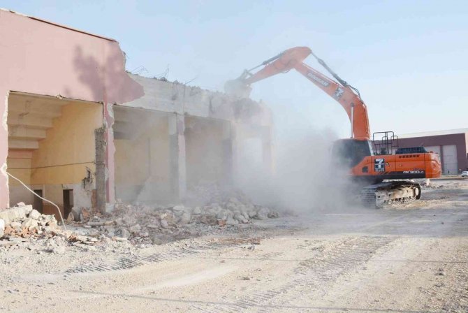Kızıltepe’de 45 Yıllık Tribün Yıktırıldı, Yerine Yenisi Yapılıyor