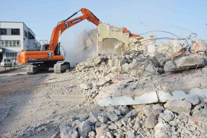 Kızıltepe’de 45 Yıllık Tribün Yıktırıldı, Yerine Yenisi Yapılıyor