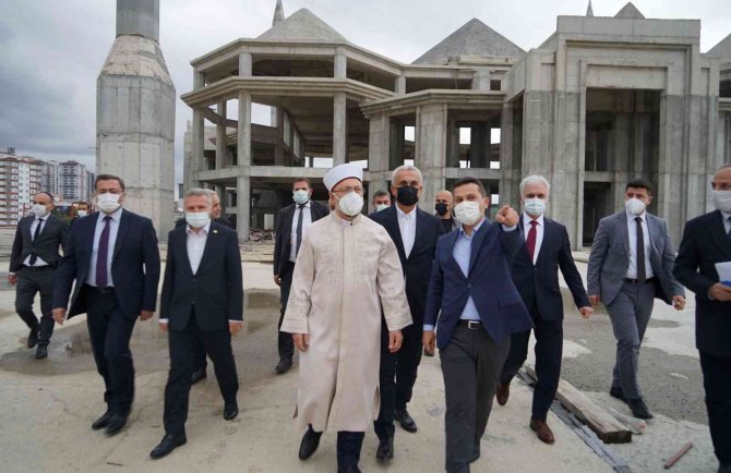 Diyanet İ̇şleri Başkanı Erbaş, Yapımı 7 Yıldır Devam Eden Camiyi İnceledi