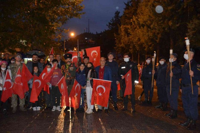 Saimbeyli’nin İşgalden Kurtuluşunun 101. Yılı Fener Alayı Kutlandı