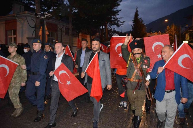 Saimbeyli’nin İşgalden Kurtuluşunun 101. Yılı Fener Alayı Kutlandı