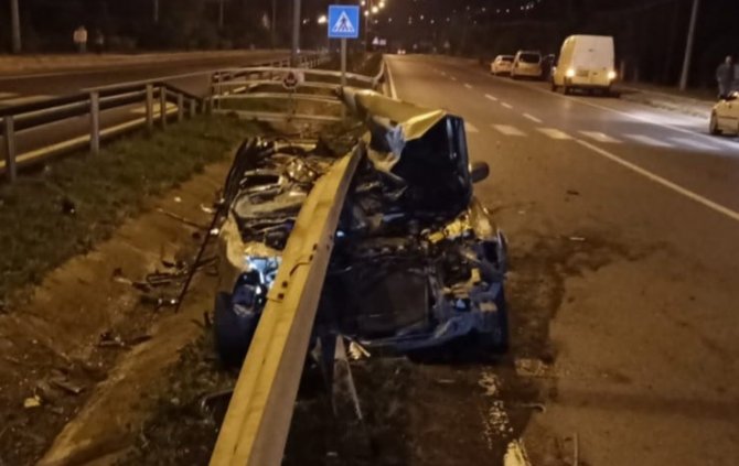 Otomobil Bariyerlere Çarptı: 2 Yaralı