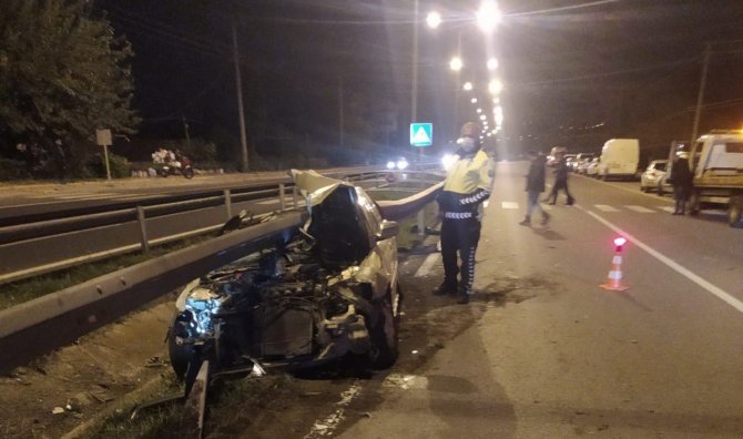 Otomobil Bariyerlere Çarptı: 2 Yaralı