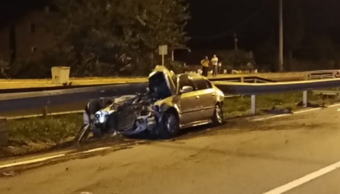 Otomobil Bariyerlere Çarptı: 2 Yaralı