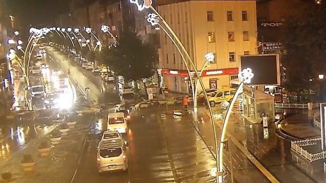 Şehir Merkezinden Geçen Koyun Sürüsü İlginç Görüntüler Oluşturdu