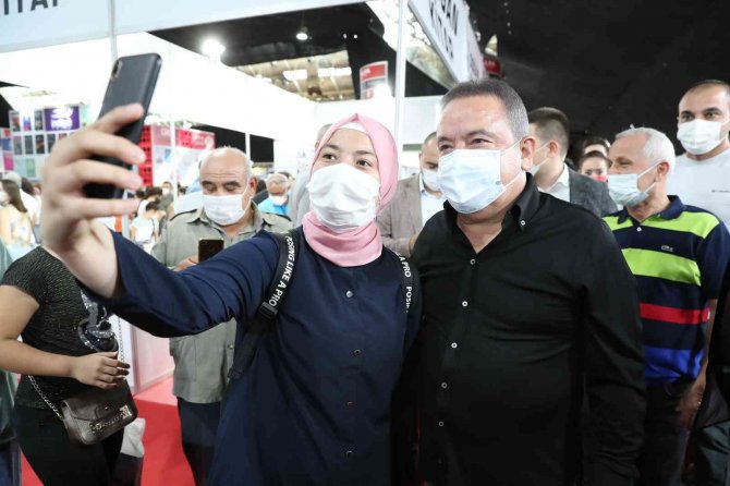 Antalya Kitap Fuarı’nda Hafta Sonu İlgisi